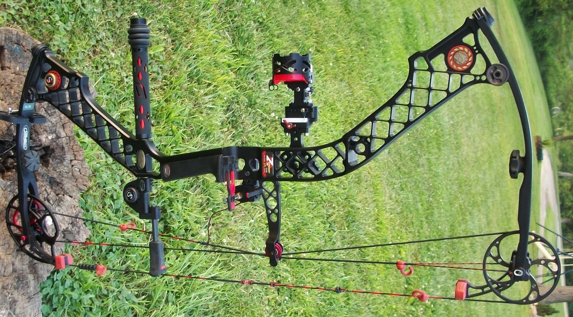 Mathews Z7 Magnum 6070 Bow Loaded RH { BLACKED OUT} MINTY